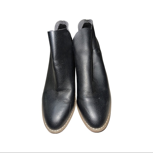 Universal Thread Heeled Booties - Picture 2 of 5